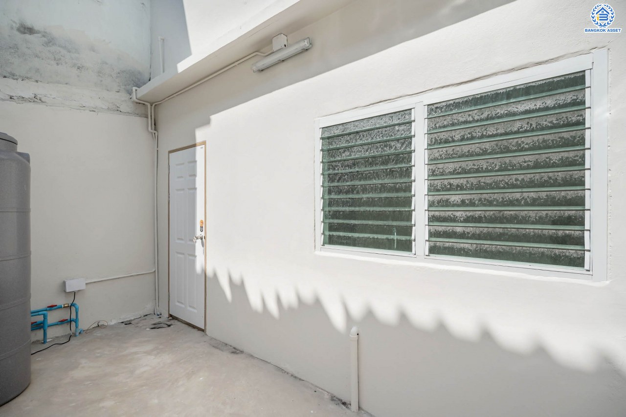 บ้านมือสองตกแต่งใหม่ โครงการ อยู่เจริญ วิภาวดี เนื้อที่ 21.2 ตร.ว. ฟังก์ชัน 2 ห้องนอน 2 ห้องน้ำ จอดรถได้ 2 คัน บนทำเลศักยภาพ หน้าโครงการติดถนนวิภาวดี ใกล้สนามบินดอนเมือง ฟิวเจอร์พาร์ครังสิต, ม.รังสิต จุดขึ้นทางด่วน "ดอนเมือง", โทลเวย์ วิภาวดี-รังสิต และรถไฟฟ้าสายสีแดง "สถานีรังสิต"